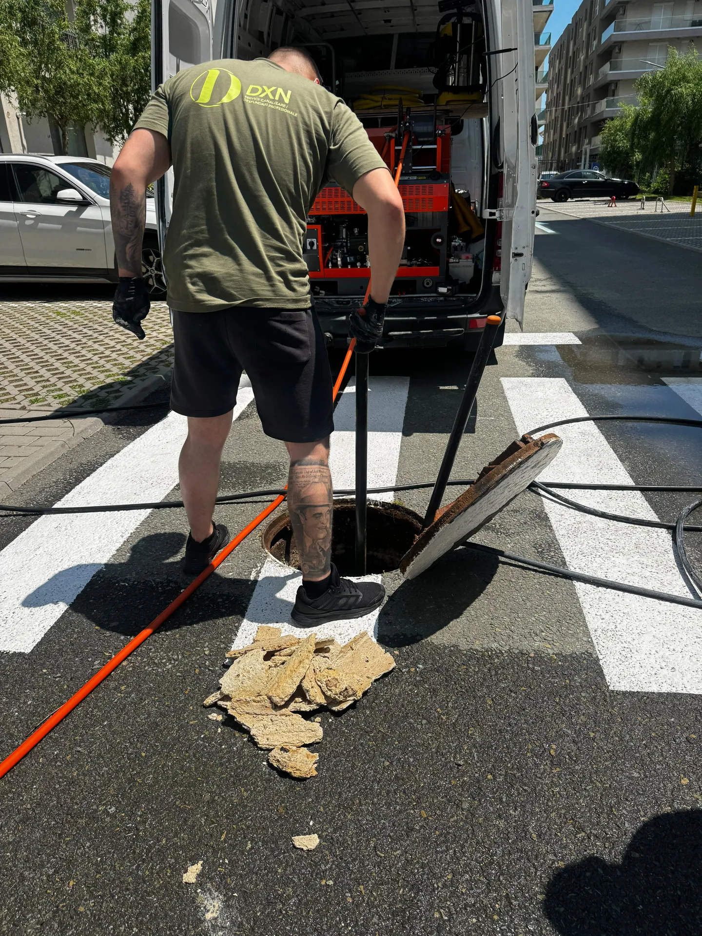 Desfundare canalizare Constanța – tehnician DXN la lucru
